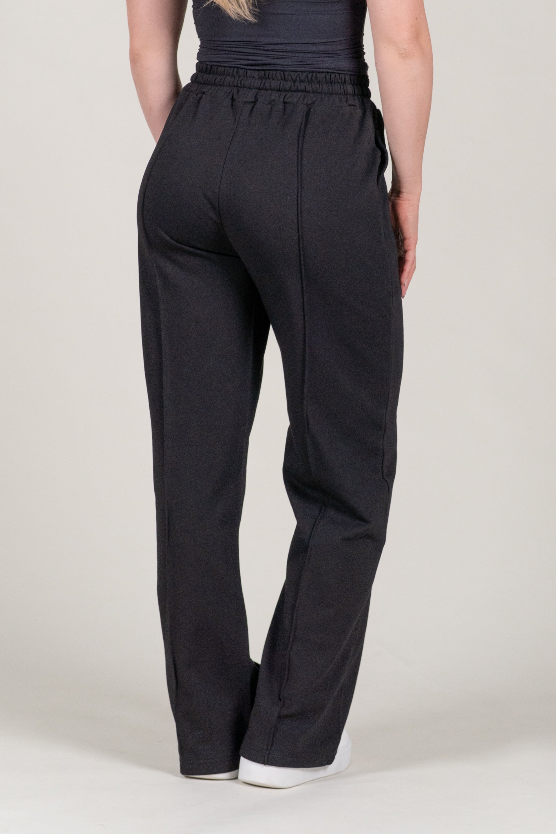 “BASE” Široka Trenirka - Črna