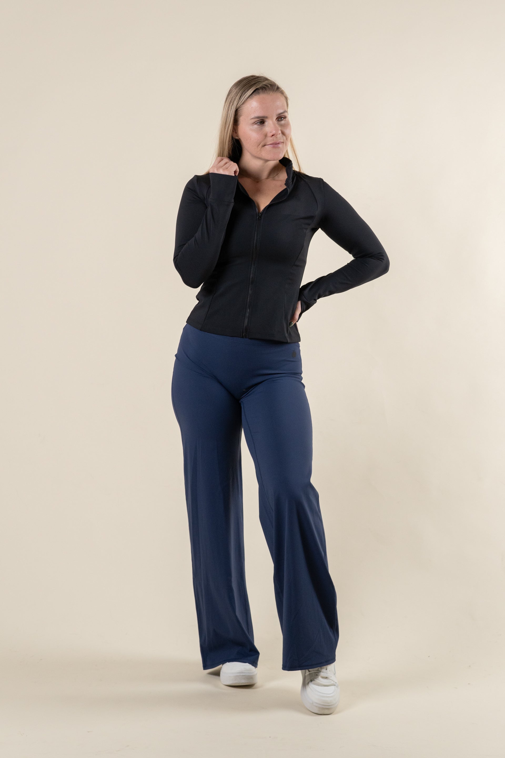 “BASE” Jopa Zip - Črna