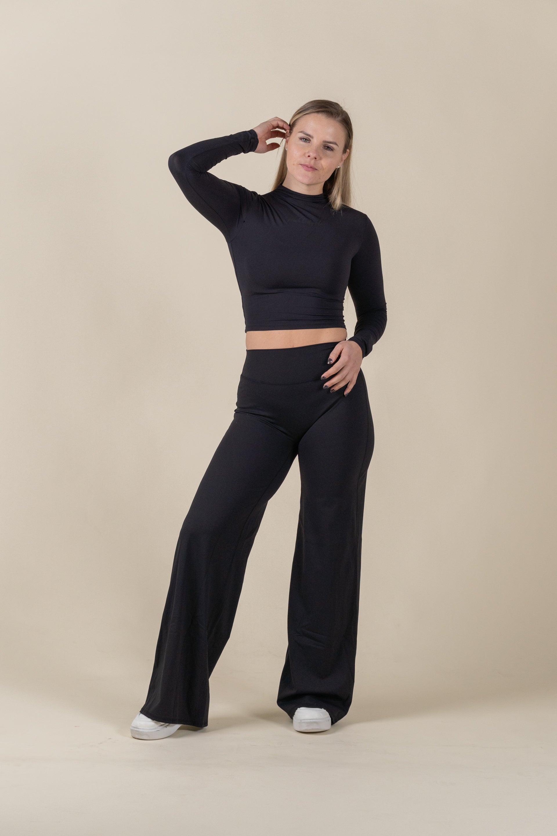 “LIFESTYLE” Crop Majica z dolgimi rokavi - Črna