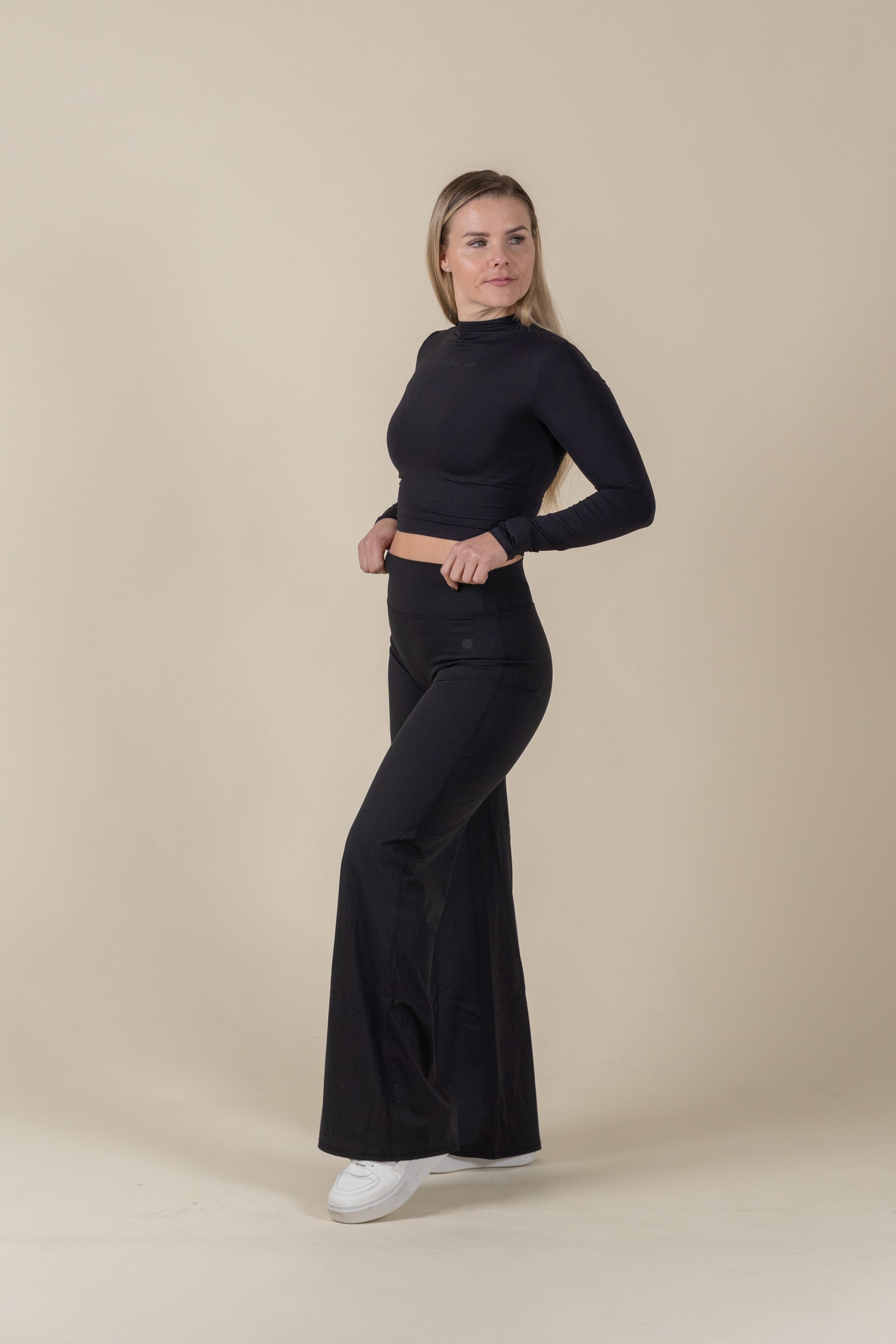 “LIFESTYLE” Crop Majica z dolgimi rokavi - Črna