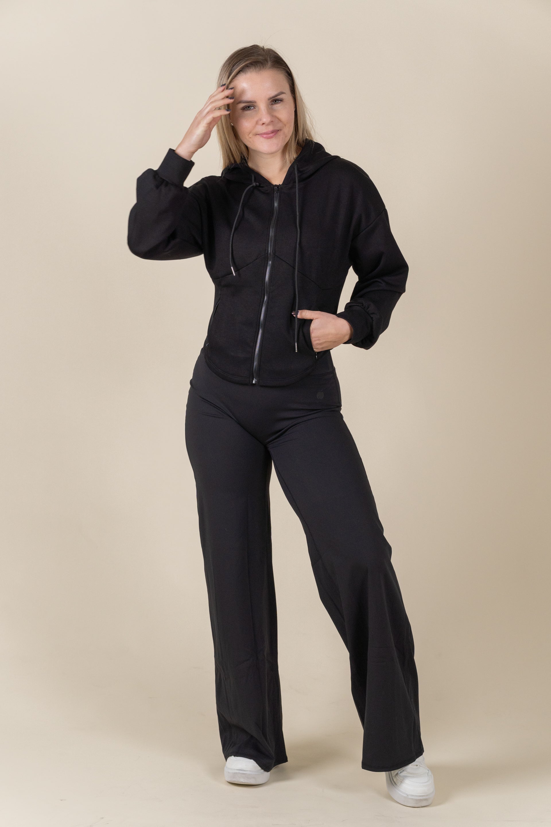 “BASE” Hoodie s kapuco - Črna