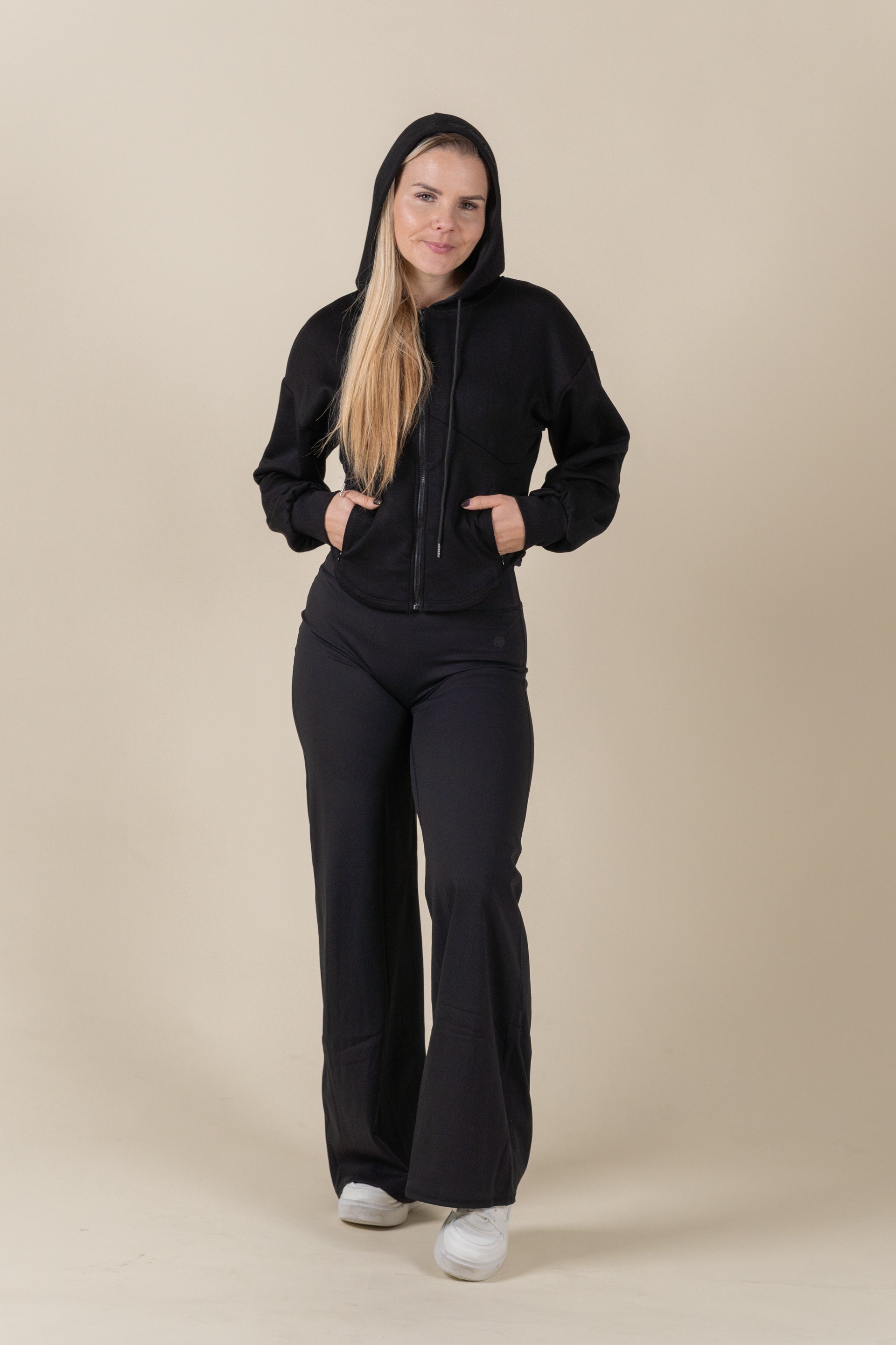 “BASE” Hoodie s kapuco - Črna