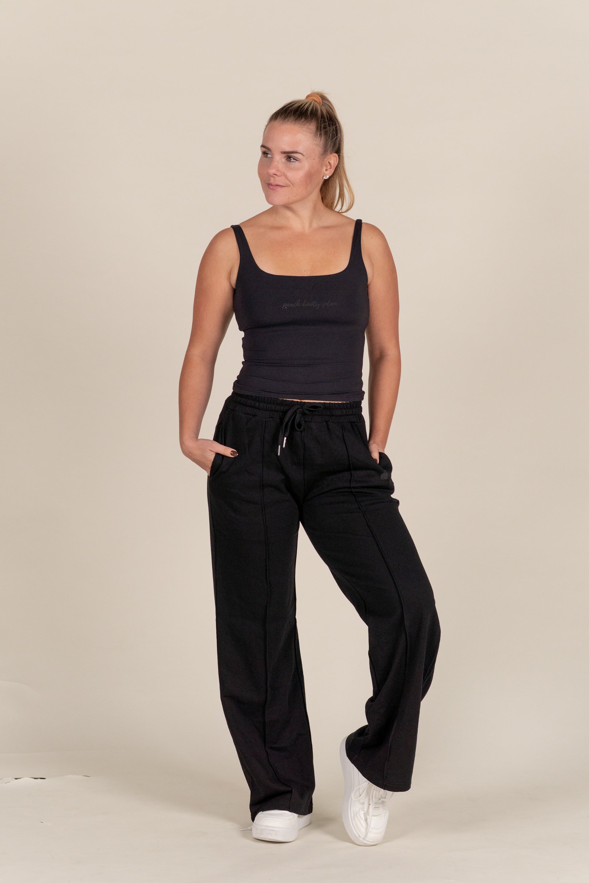 “BASE” Seamless Tank Top - Črna