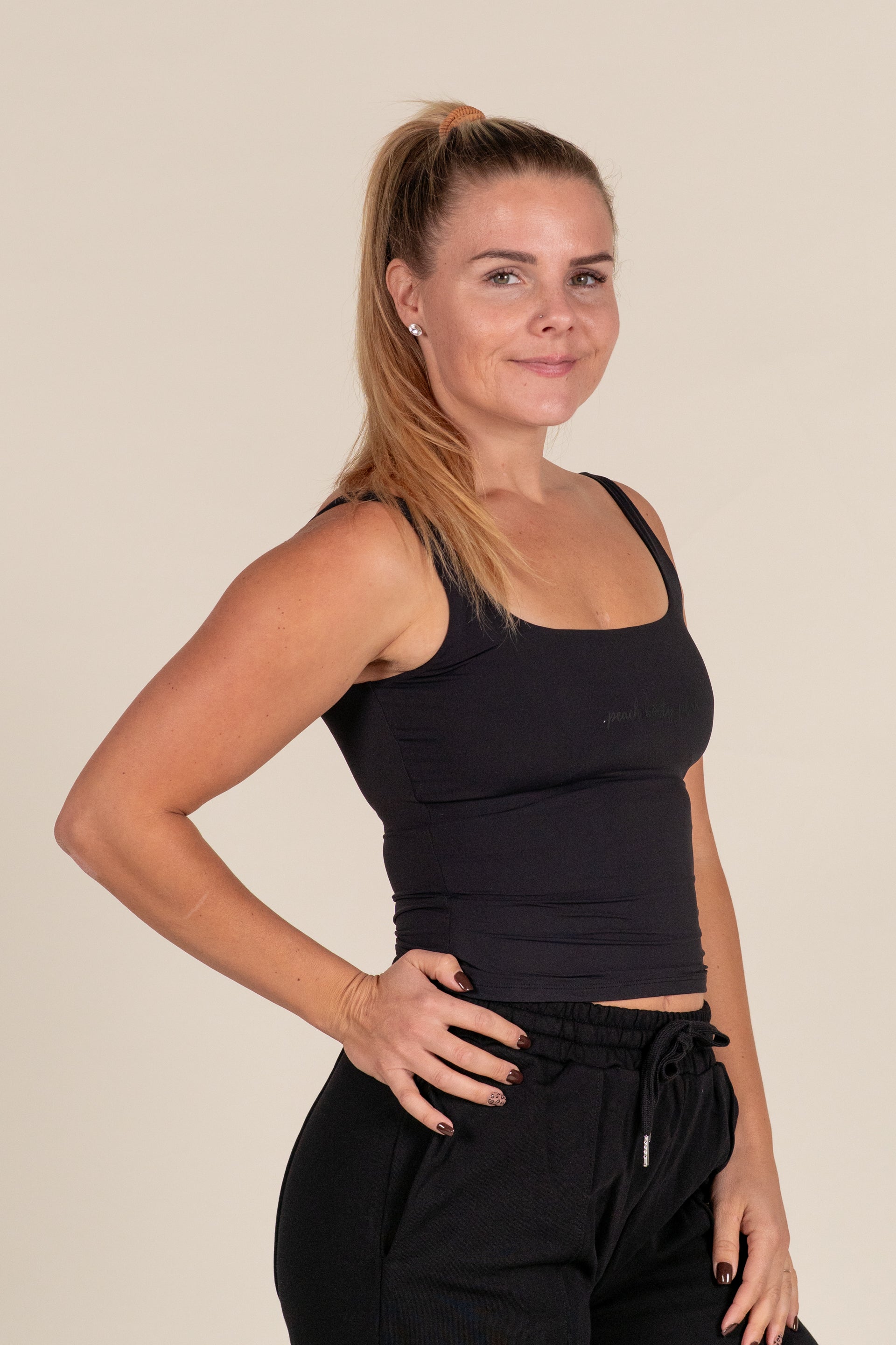 “BASE” Seamless Tank Top - Črna