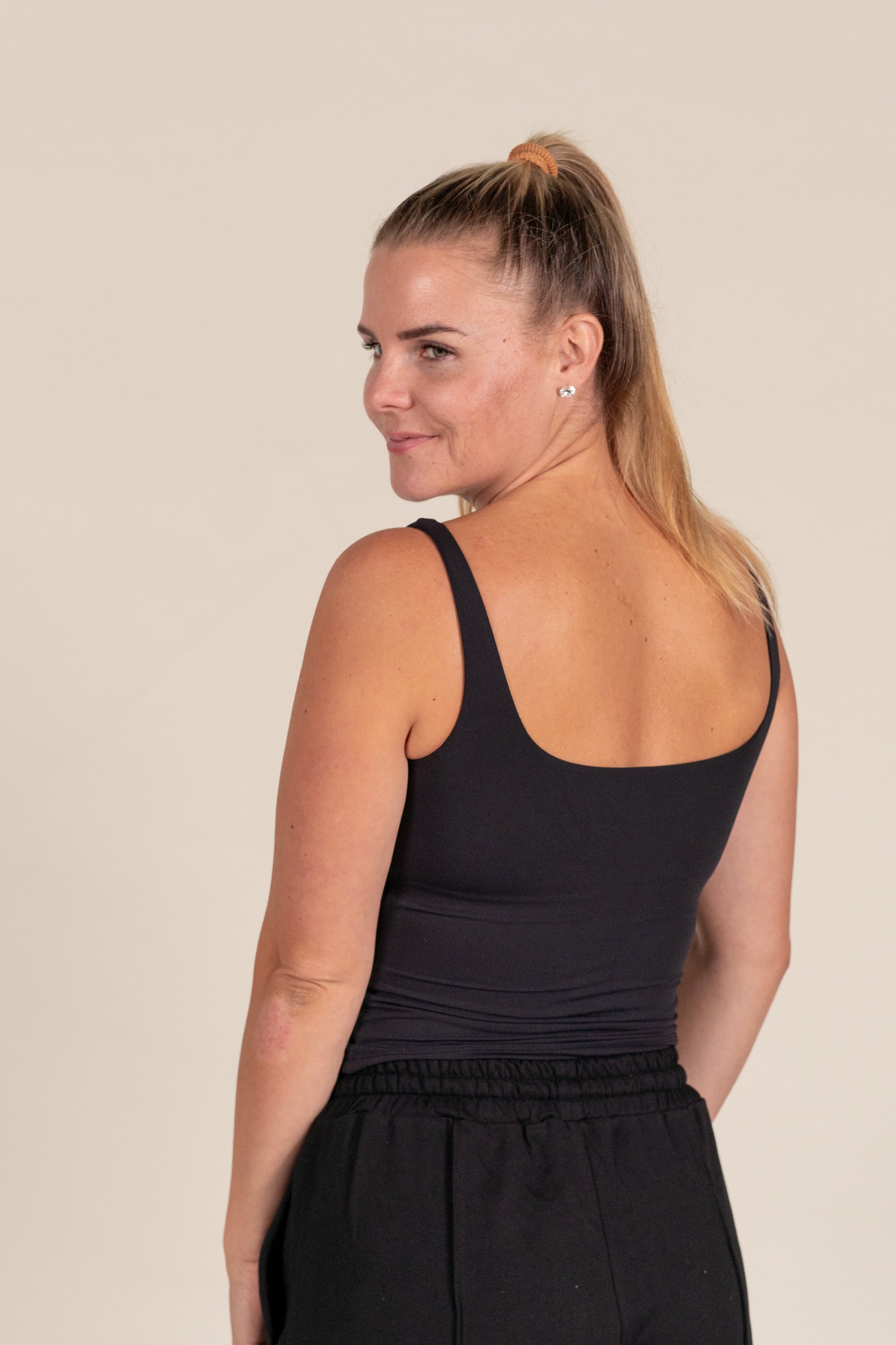 “BASE” Seamless Tank Top - Črna