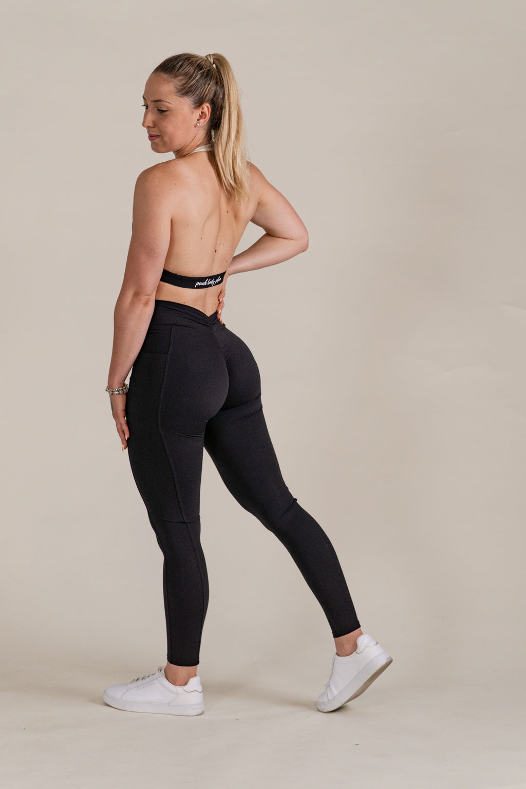 "STYLE" V-back Leggings - Črna
