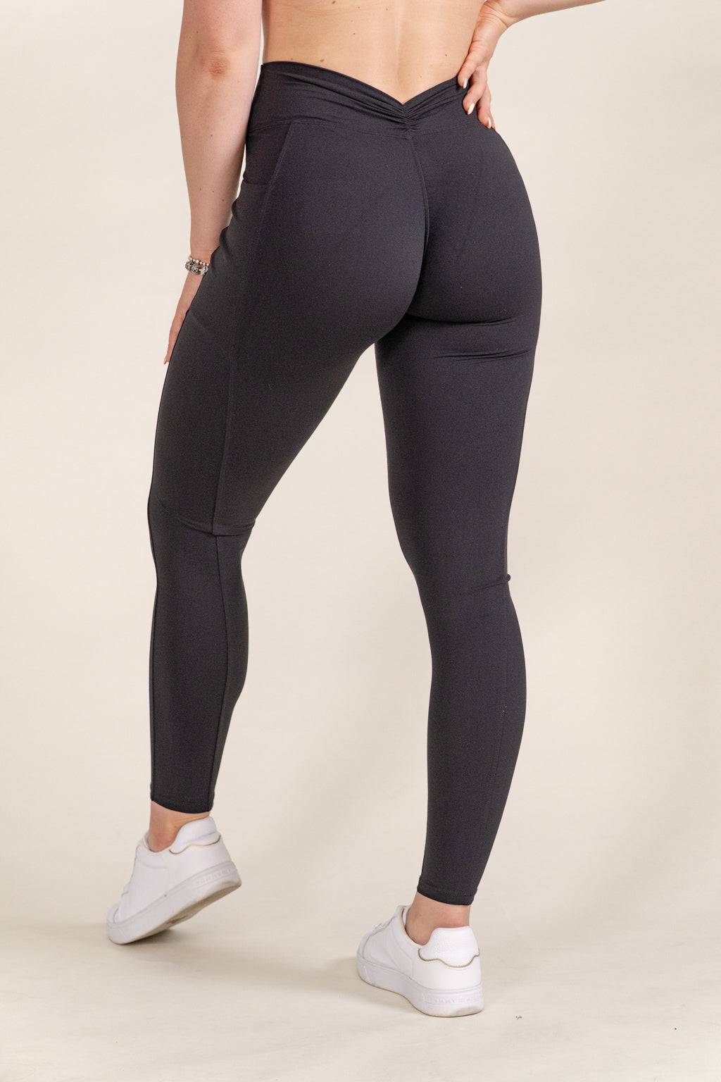 "STYLE" V-back Leggings - Črna